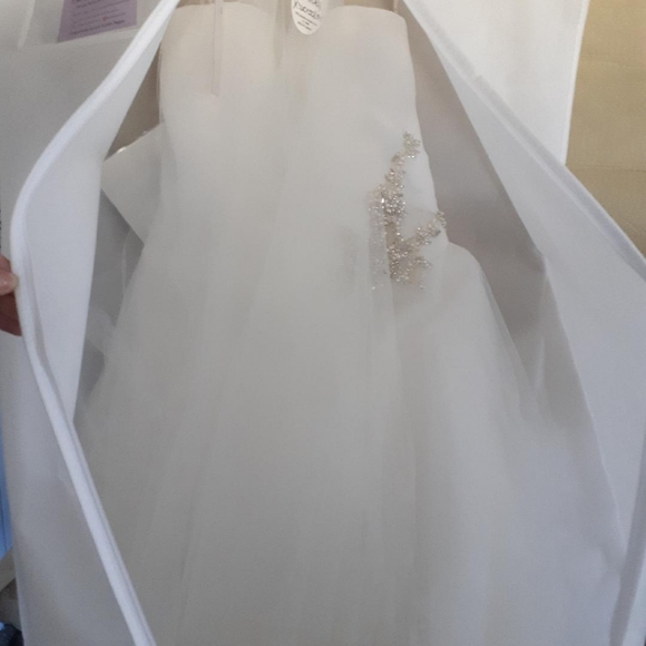 Wedding dress - Picture 2 of 11